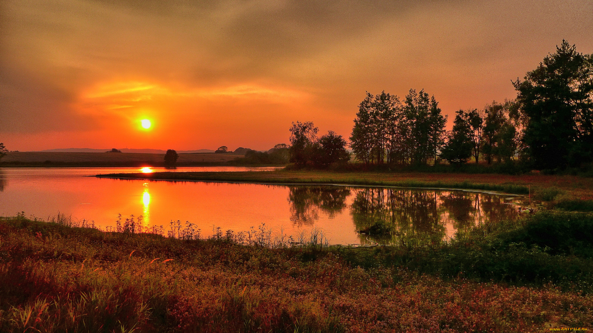 Фото солнце россия. Пейзаж вечер. Закат на реке. Красивый закат в деревне. Озеро в деревне закат.